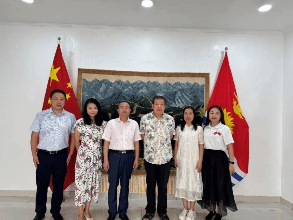7月1日下午,代表团一行拜访了中国驻基里巴斯大使馆,周立民大使接见了